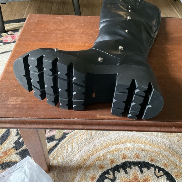 Amazon Essentials Black slouching boots. Metallic Accents - Picture 4 of 14